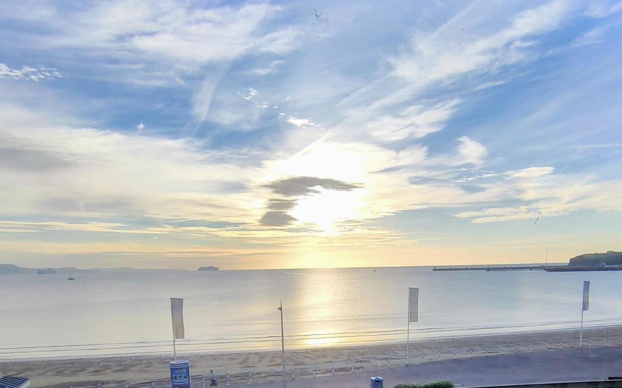 Sunrise View - Beachfront Apartment, Веймут Екстер'єр фото